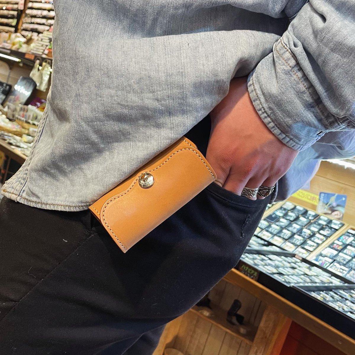 horizon_t's tweet image. New item

✴︎-KC'S-✴︎

・キーケース バンキング プレート

・カラー

・タン-ブラック-ダークブラウン

・￥4,400-(tax in)

 #kcs  #keycase  #tan  #black  #brown  #accessory  #horizon  #horizontachikawa  #tachikawa  #ケーシーズ  #キーケース🔑  #タン  #ブラック  #ブラウン