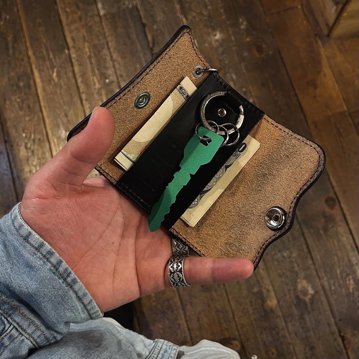 horizon_t's tweet image. New item

✴︎-KC'S-✴︎

・キーケース バンキング プレート

・カラー

・タン-ブラック-ダークブラウン

・￥4,400-(tax in)

 #kcs  #keycase  #tan  #black  #brown  #accessory  #horizon  #horizontachikawa  #tachikawa  #ケーシーズ  #キーケース🔑  #タン  #ブラック  #ブラウン