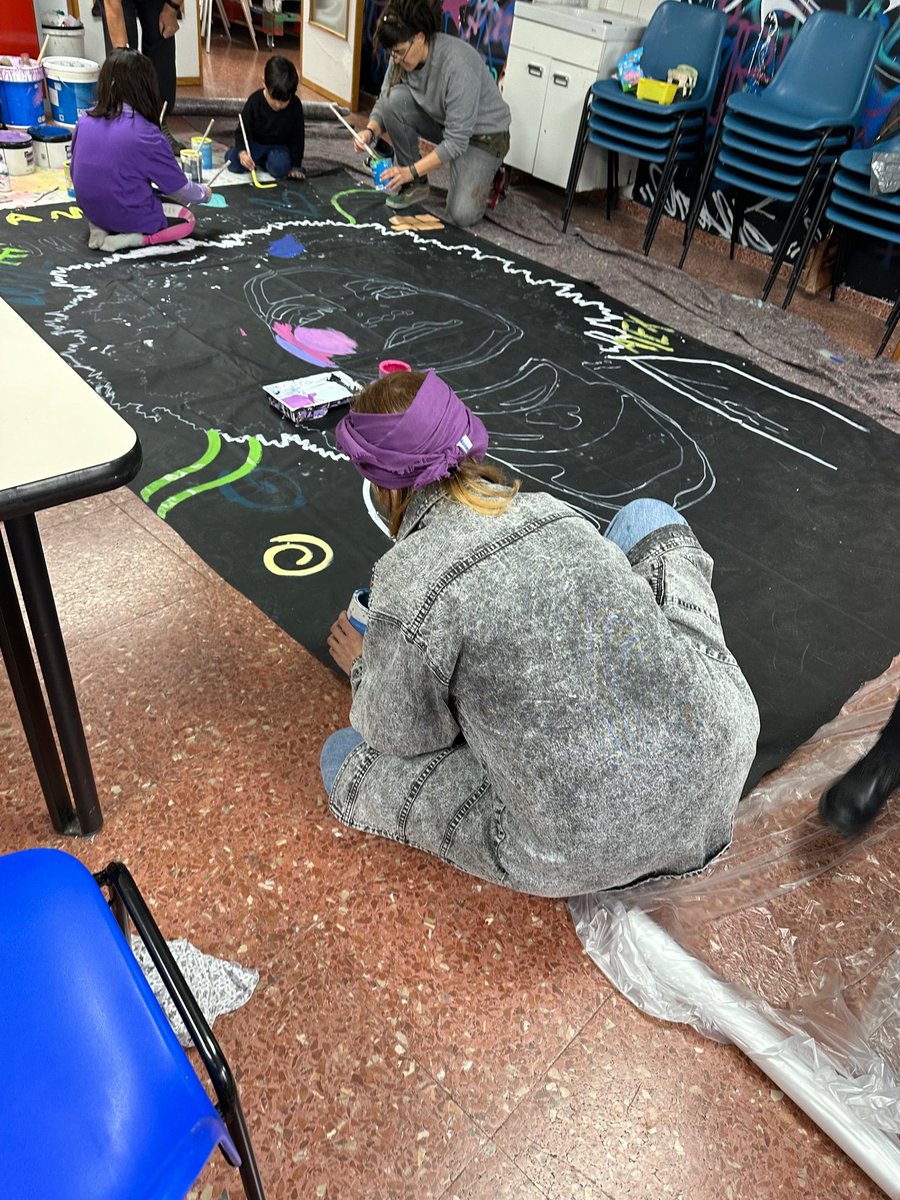 UnionporLeganes's tweet photo. 🟣 El Portavoz de #ULEG @CarlosULEG ha estado pintando el mural feminista de San Nicasio junto a la EI Jeromín y en la @AVSanni1 con la artista local @XandraLunar.
#Uleg #Leganés #SentimosLeganés https://t.co/ryklzx86DG