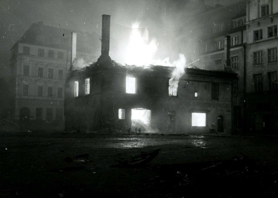Восемьдесят лет назад, 9 марта 1944-го, Советский Союз совершил массовую бомбардировку Таллинна. Было две волны, обе ночные. Бомбардировка была абсолютно бессмысленной, так как немецких войск в городе уже практически не было. Полностью были разрушены 1549 зданий, повреждены 3350.