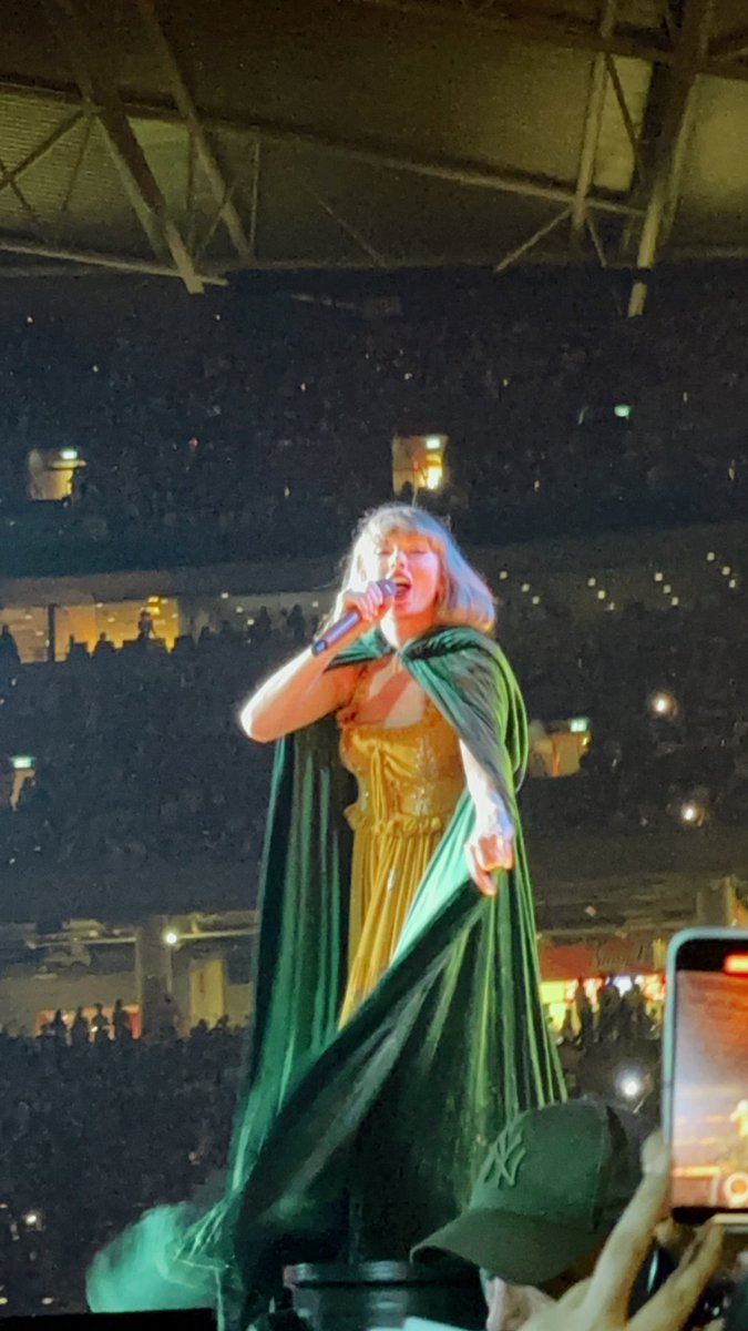 thesampofficial's tweet photo. #TSErasTourSingapore NIGHT 1 ✨✨✨✨ I WAS THIS CLOSE TO HER 😭😭😭😭😭✨✨✨✨✨ https://t.co/ra4SvdlXk6