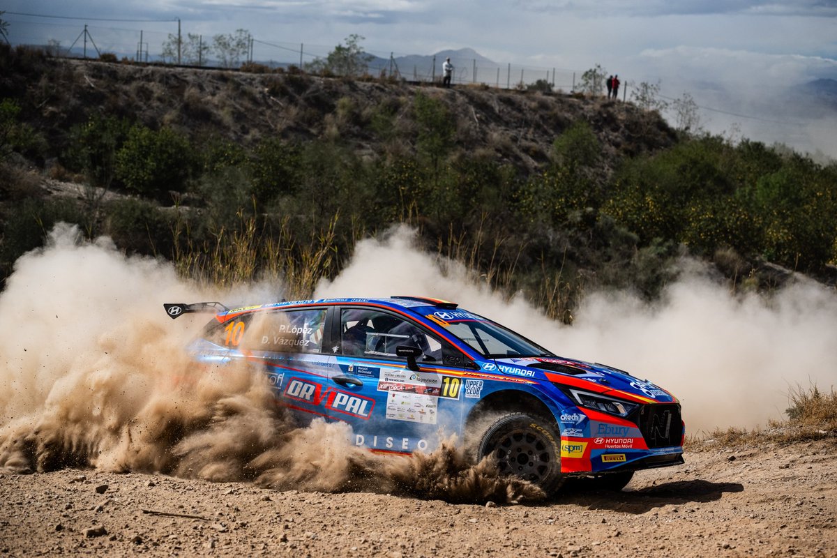 📢 Se cierra el bucle matinal donde Pepe, Suárez y Cachón se han repartido los scratch's.

⚠️ Se contabilizan los abandonos de Iván Ares y Sergi Pérez, entre otros..

⏱️ General tras #TC4:

1️⃣ Suárez
2️⃣ López +15,4
3️⃣ Cachón +19,2
4️⃣ Greensmith +42,2
5️⃣ Ruiloba +42,2

#SCER

🚗💨