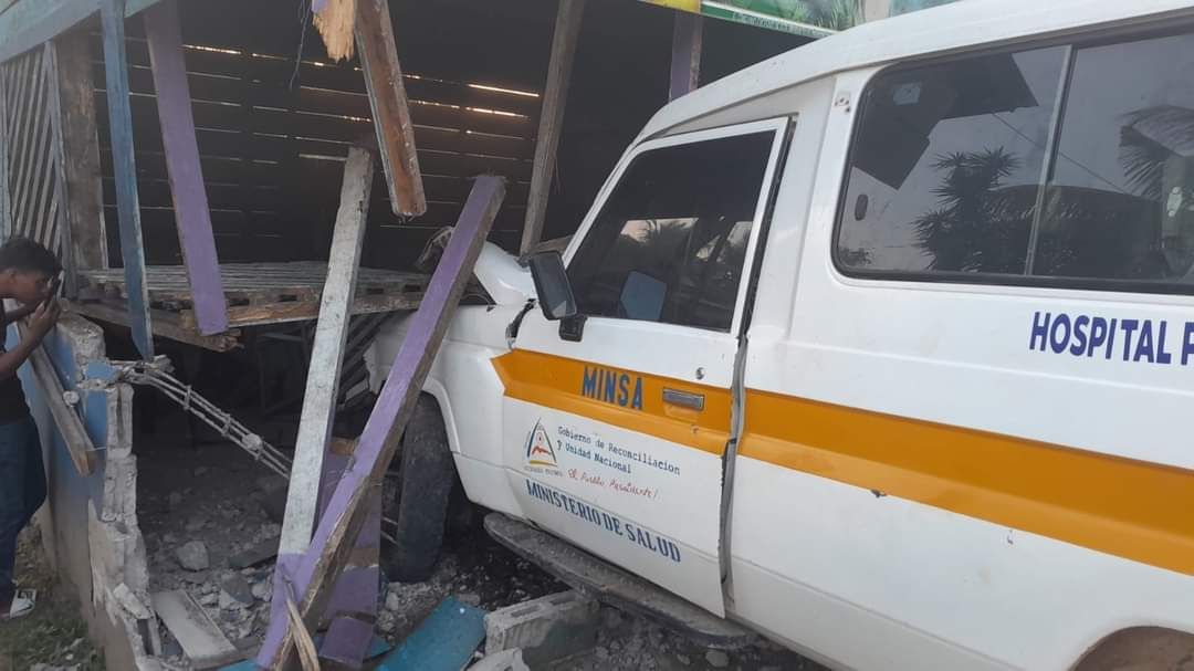 Una ambulancia del hospital Oswaldo Padilla del municipio de #Waspam tuvo un percance esta mañana, por situaciones aun desconocidas colisionó contra una pared del bar Verónica de este municipio caribeño.