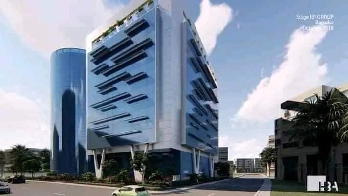 le richissime malien Ibrahima Diawara qui évolue dans l'aviation, les BTP a été vu hier sur une moto dans les rues.
Le milliardaire qui fait partie des hommes les plus riches du pays partait se coiffer. Un fait insolite pour celui voyage régulièrmt à bord de ses jets privés