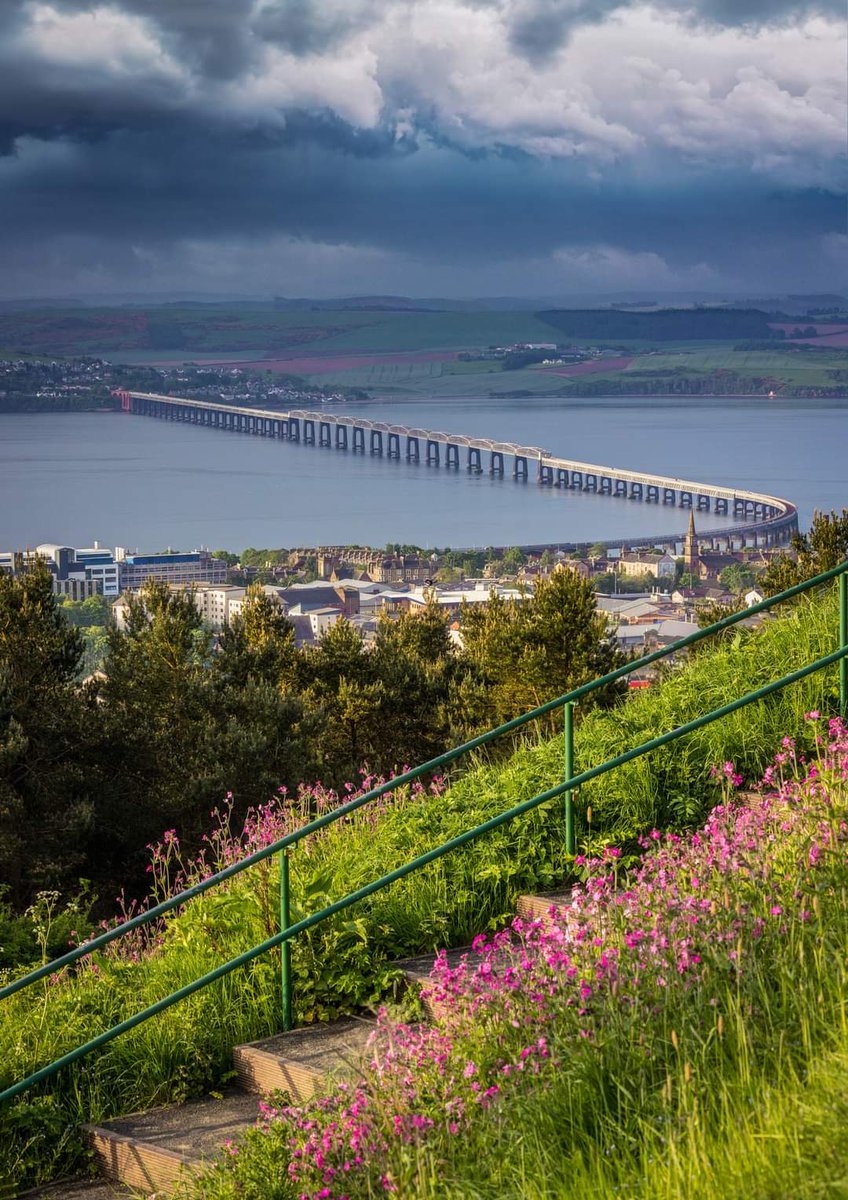 💚💙🌁 The Tay Bridge and Dundee's West End from the Law! One of the best views, beautifully captured by Craig Doogan! Hope you all have a brilliant day everyone! #Dundee