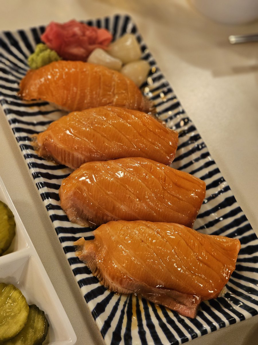 혜화 연하동
꼬꼬동+육회동+대왕연어초밥

그릇이 작아 양이 적어보였는데 먹으니까 배부르게 잘 먹음!
꼬꼬동은 가라아게를 슈프림 양념해서 밥이랑 비벼먹는맛!
생각보다 새롭고 괜찮앗다 이래서 치밥 먹는구나함👍🏼
육회동은 육회비빔밥이고 초밥은 간장이 연해서 조금 아쉬웟는데 연어가 짱맛있음!