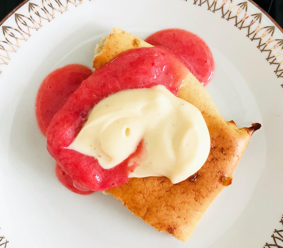 MerilainenAnu's tweet image. Tein protskupannaria. Oli tosi hyvää. Eikä ollenkaan jauhoja tai sokeria. Mansikat soseutin blenderissä ja lisäksi Profeelin vanilja-marenki proteiinivanukasta. Pylleröinti loppu jo pari viikko sitten. Terveellinen ruoka ja treeni tuli takas. #noaddedsugar #healthyfood