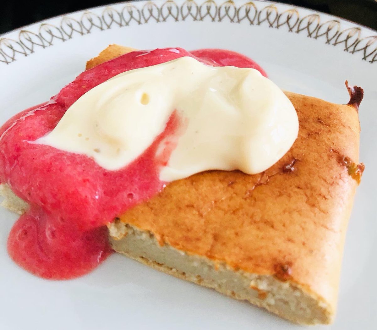 MerilainenAnu's tweet image. Tein protskupannaria. Oli tosi hyvää. Eikä ollenkaan jauhoja tai sokeria. Mansikat soseutin blenderissä ja lisäksi Profeelin vanilja-marenki proteiinivanukasta. Pylleröinti loppu jo pari viikko sitten. Terveellinen ruoka ja treeni tuli takas. #noaddedsugar #healthyfood