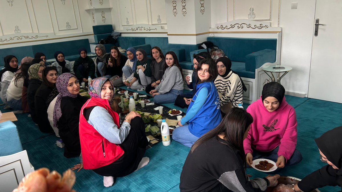 MalatyaKYGM's tweet photo. Battalgazi Yurdu öğrencileri, Hanımın Çiftliği Gençlik Merkezi'ni ziyaret ederek çiğköfte davetine katıldı. Keyifli bir gün geçirerek bir araya geldiler ve lezzetli çiğköfteyle enerji depoladılar.
.
#YurdumdaRamazanBereketi https://t.co/mAJN7KtoTA