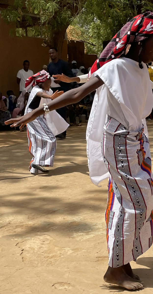 Une célébration joyeuse de la fête des femmes et des filles ce matin avec les enfants des écoles Pont Kennedy et Gaweye, Commune 5 de Niamey. Merci à l’ONG #LesEnfantsdelOvale de cette invitation à célébrer l’égalité entre les femmes et les hommes. @FCDOHumanRights @Unicefniger