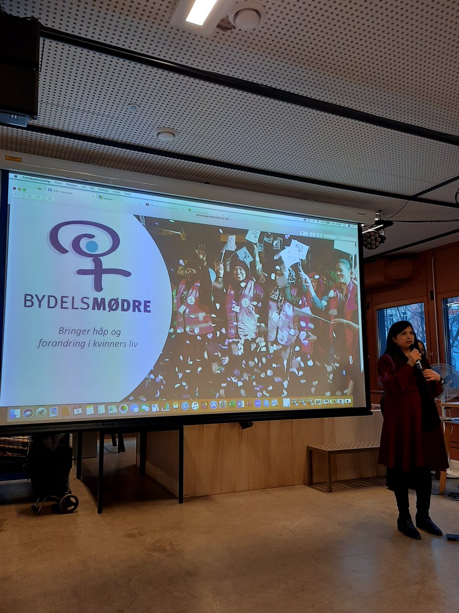 shabba60's tweet photo. Lajna Nordstrand hører på Nasreen Begums foredrag om arbeidet "Bydelsmødre" gjør, fra 2016.
@la https://t.co/HjDpSrsDWr