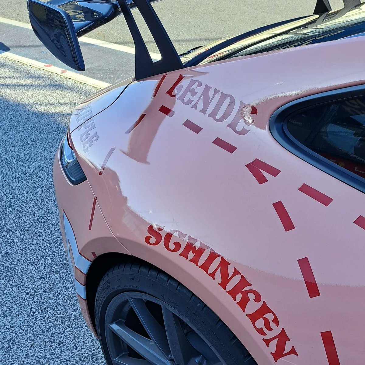 RacePlanet's tweet photo. Hebben jullie onze 𝐏𝐢𝐧𝐤 𝐏𝐢𝐠 al ontmoet? 🐷

Met deze livery brengen we een eerbetoon aan de cultheld van de @24hoursoflemans van 1971. https://t.co/4BJpts3Le3