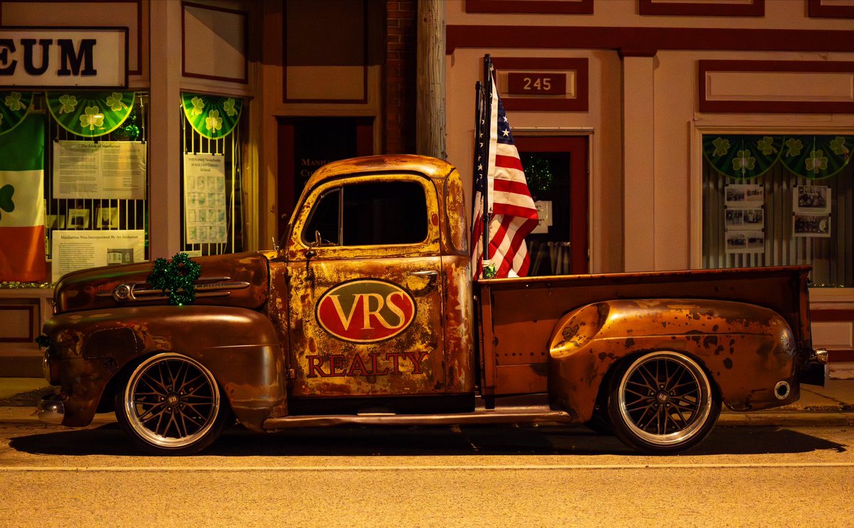 Roadside America… #ManhattanIllinois #nightphotography #roadside #WillCountyIllinois #Vintage #Americana #SmallTownUSA #photo #photography #ZCreators #NikonUSA #Nikonian #Illinois_shots #Manhattanil #nikon #nikonnofilter #NightPhotographer #ClassicTrucks