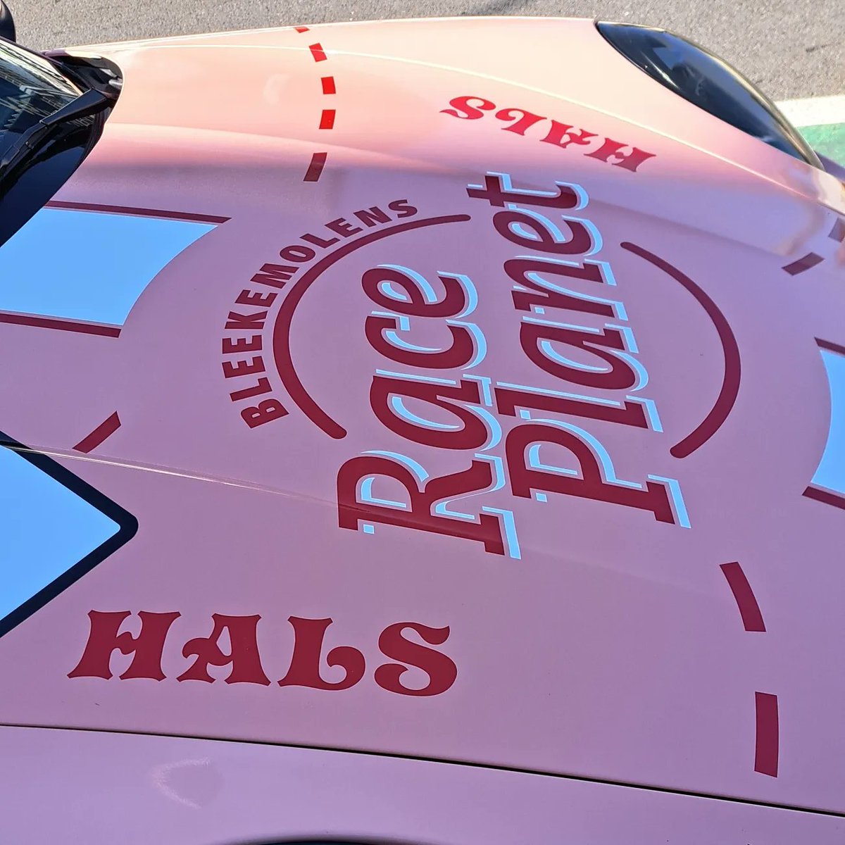 RacePlanet's tweet photo. Hebben jullie onze 𝐏𝐢𝐧𝐤 𝐏𝐢𝐠 al ontmoet? 🐷

Met deze livery brengen we een eerbetoon aan de cultheld van de @24hoursoflemans van 1971. https://t.co/4BJpts3Le3