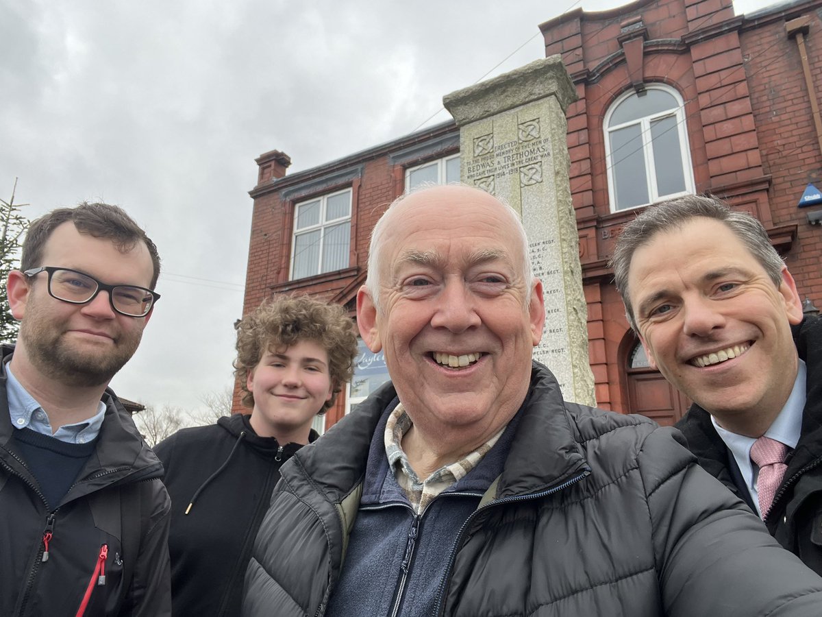 With @Chris_EvansMP @RossAWhiting this morning in Bedwas, Caerphilly. People really want a General Election ASAP. Huge support for @WelshLabour #LabourDoorStep