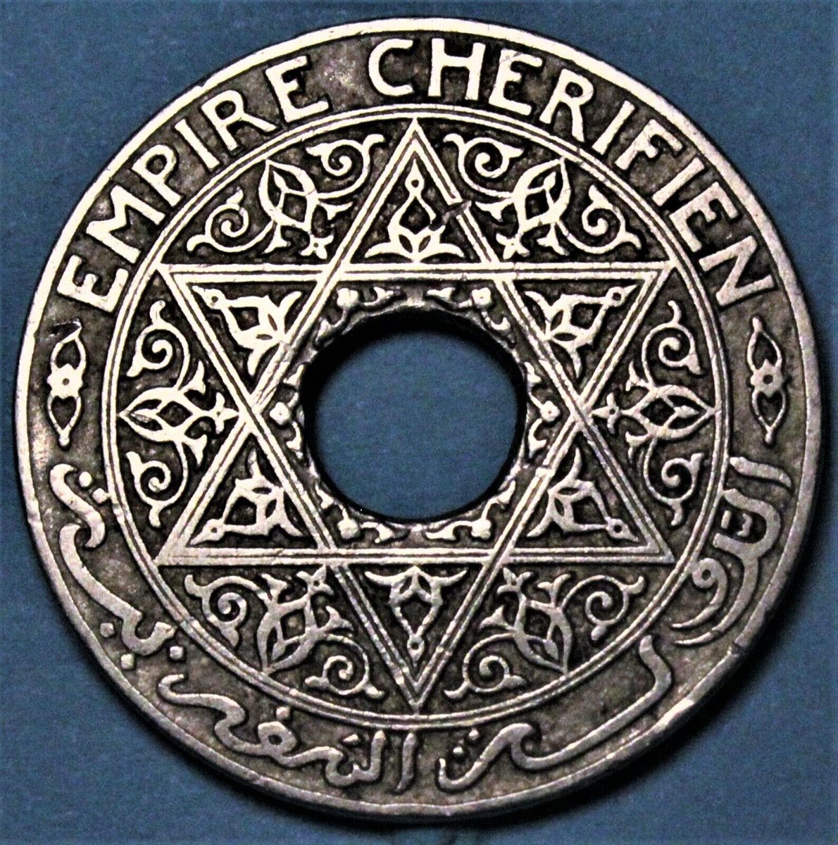 dreemooow's tweet photo. @AirFly247 @Pap516 @Leilxzz__ Étoile de l’empire Cherifien, quasi identique à l’étoile de David, impossible de savoir la quelle est sur sa bannière https://t.co/N7bvWGc06Q