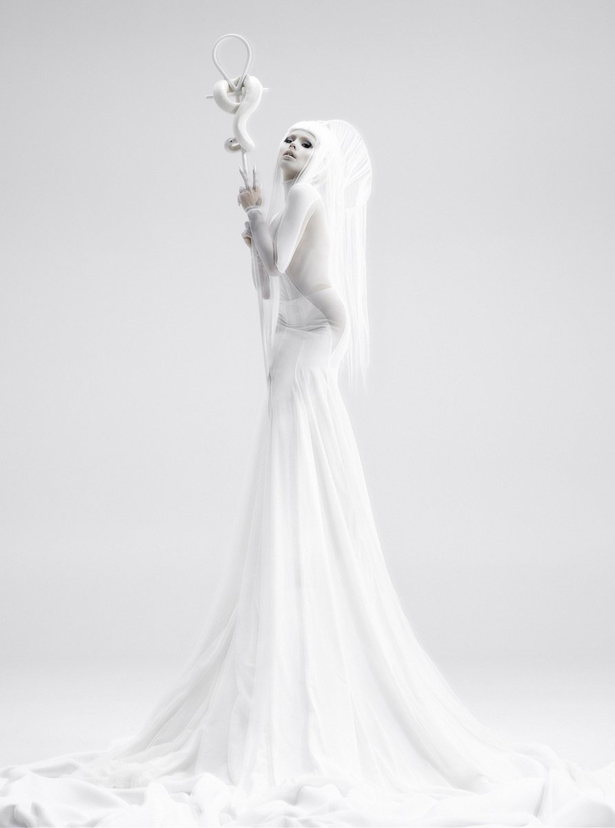 Roze_Realize's tweet photo. #TodaysPlaying はkerli
結構前から活動しているアーティストなのですが昔のバンドスタイルのkerliも今のkerliも大好き
特に「SAVAGES」のMVはミステリアス、近未来的、ゴシック、アートな雰囲気も満載で最高にツボ
非現実的
https://t.co/zcx4z6enHw
#Nowplaying
#kerli
#オルタナティブ
#ゴシック https://t.co/IrmFudh1bI