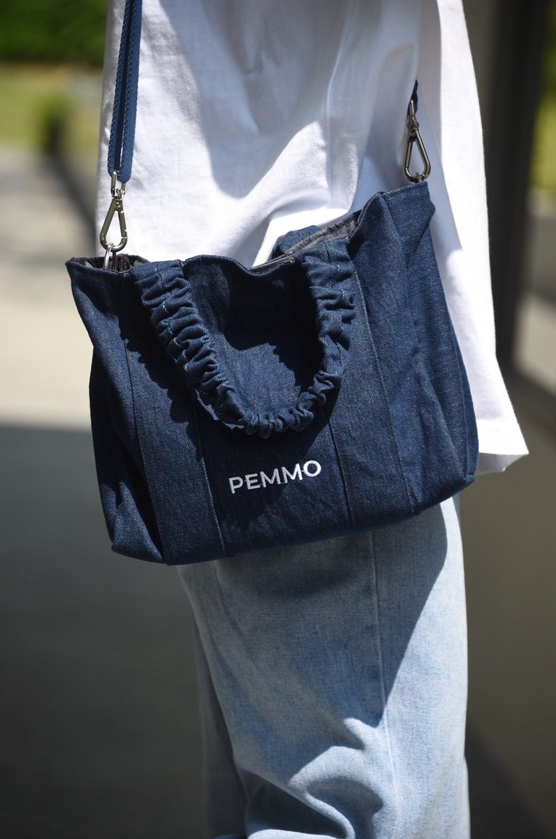 Pre-order PEMMO scrunchies bag ขนาด: 28*24*10 cm ราคา: 1590.- กระเป๋าผ้ายีนทรงกล่อง พร้อมปักลายPEMMO มีกระเป๋าด้านในและกระดุม มีสายยาวสามารถใส่หรือถอดออกได้และสามารถปรับความยาวสายได้ เหมาะกับเป็นevery day bag สำหรับการไปทำงาน, ไปเรียน หรือไปเที่ยว #soleilclub #pemmo