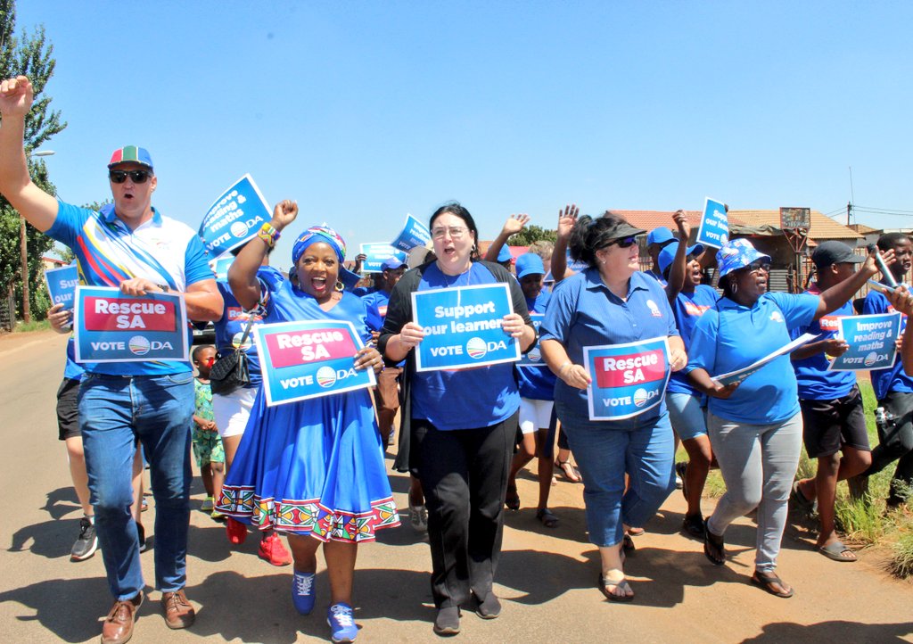 DA_Mpumalanga's tweet photo. We are painting the streets of Botleng in Delmas blue today #BlueSaturday 💙
#VoteDA on 29 May, the DA will make quality education available to more learners!

Join the mission to Rescue Mpumalanga 💙!

#RescueSA https://t.co/cyebXuEOUe