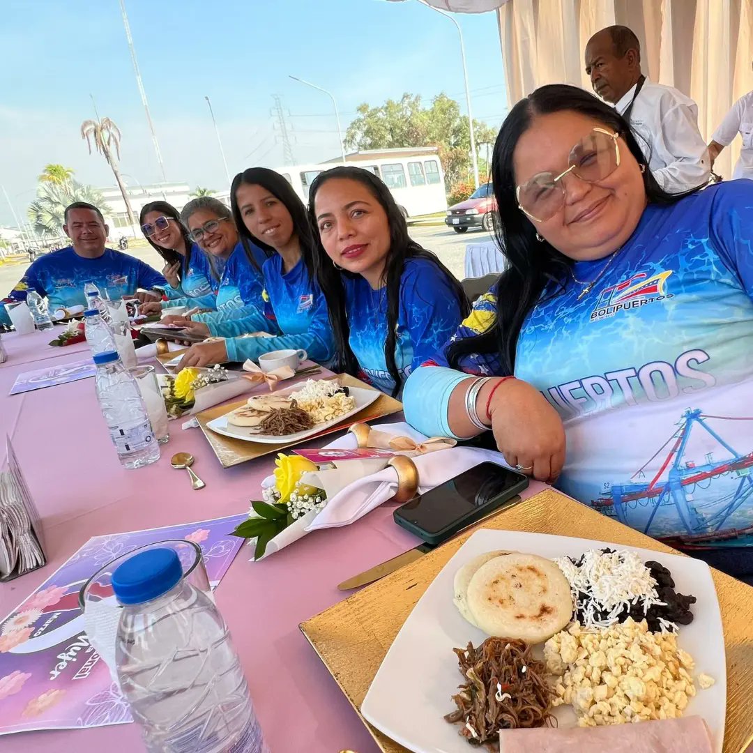 PtoSecoAraure's tweet photo. En el marco del Día Internacional de la Mujer las trabajadoras de la Terminal Intermodal Puerto Seco fueron agasajadas en reconocimiento a sj compromiso y disposición en la lucha por sus derechos y participación en la construcción de la Patria Grande.
#DiaInternacionalDeLaMujer https://t.co/BtW7cKfxI9