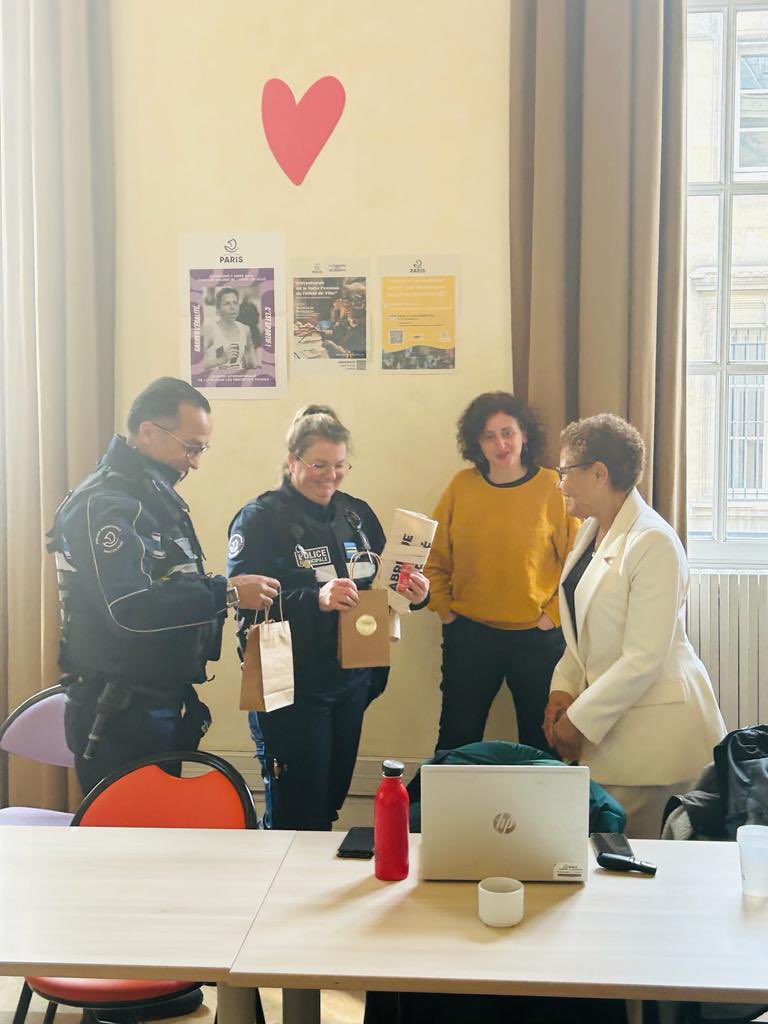 #Partenariat | Échanges avec Karen Bass @MayorOfLA sur les sujets d’urgence sociale L’occasion de présenter l’action de la Ville à la veille des #JOP2024 avec @leafiloche et de présenter l’action de l’unité d’assistance aux sans-abris de la @PMdeParis