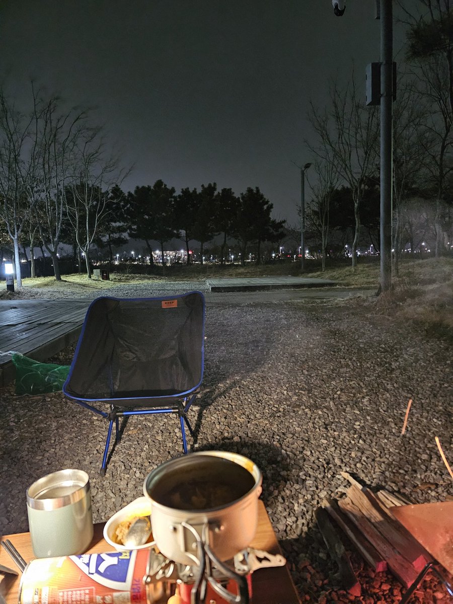 bottomlineplay's tweet image. 친구는 취해서 텐트로 들어갔고 이 넓은 캠핑장에 혼자 앉아 이틀째 불멍 타령중.
당분간 불멍은 끔찍이가 될 것 같다.