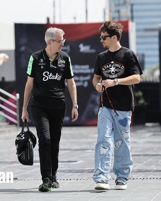 Megheee_'s tweet photo. QUESTO OUTFIT È UNA HIT MONDIALE https://t.co/alKJhpL9Hp