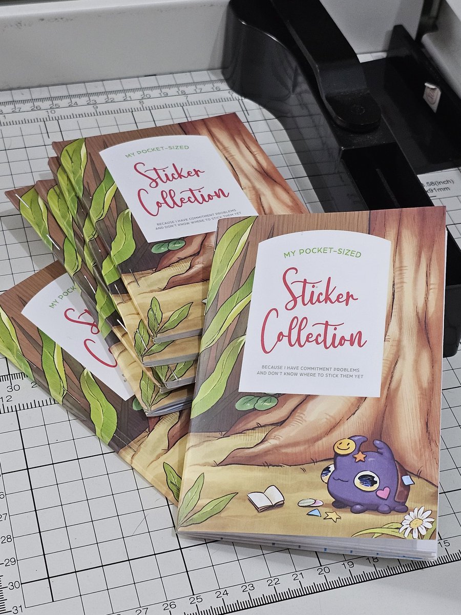 Just hand made a bunch of mini stickerbooks i wanna debut in Komiket this March 23-24~

They're all recycled from scrap sticker backing so expect them to be comparatively inexpensive