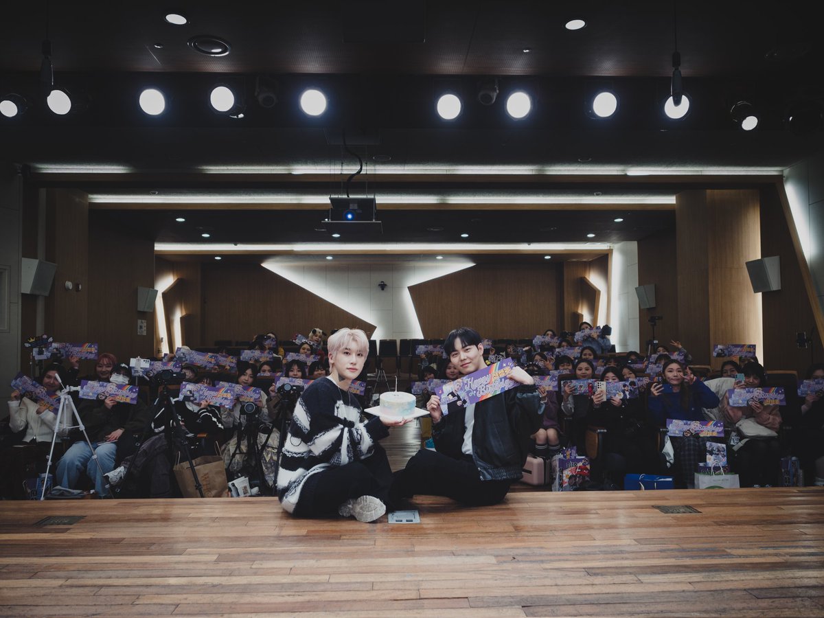 ffe_001's tweet photo. 이렇게 행복한 팬 사인회는 또 없었습니다! 
이런 날을 만들어 주신 준성님, 성호님 그리고 팬사인회에 참석해 주신 팬분들께 너무 감사드립니다. 또 뵙겠습니다! 

#FFE #ROOMMATEHi #준성호 #준성호네 #이준성 #신성호 #Junseongho https://t.co/thfq9UktZN