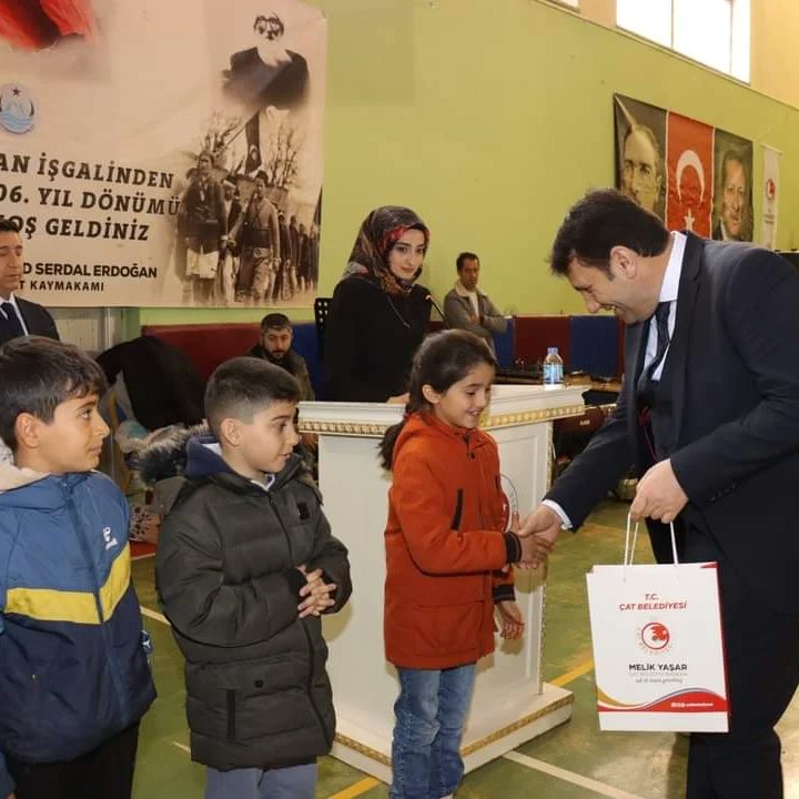 akmelikyasar's tweet photo. Bugün #Çat ilçemizin düşman işgalinden kurtuluşunun yıl dönümü. Bu önemli günü bir kez daha büyük bir coşku ve gururla kutluyoruz. 

Çatlı hemşehrilerimin kurtuluş gününü tebrik ediyor, milli mücadelemizin tüm kahramanlarını saygı ve rahmetle yâd ediyorum. https://t.co/TRIGVPN8vS