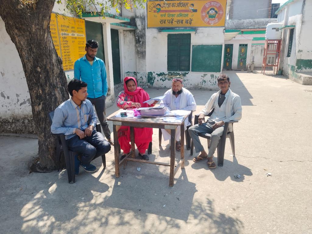 deepak_sdm's tweet photo. आज माननीय  भारत निर्वाचन आयोग के आदेशों के अनुपालन में p1 behat vidhan sabha के समस्त मतदान केन्द्रों पर blo/supervisor/sector magistrate द्वारा मतदाता सूची   पढ़ी  गई । https://t.co/uFPLS2uvyG