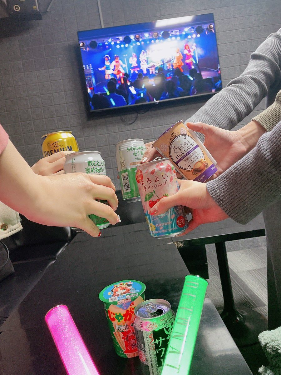 m_shelly_'s tweet photo. #みゅしぇ
ワンマンライブからもうすぐ1年だね🥰
今日は集まれる人でライブ鑑賞会したよ❤️
仲良しメンバーに会うだけで癒されました😍
撮影予定立てようね🤝✨
ライブもまたいつか…💃✨✨✨ https://t.co/1fxc2HNwOv