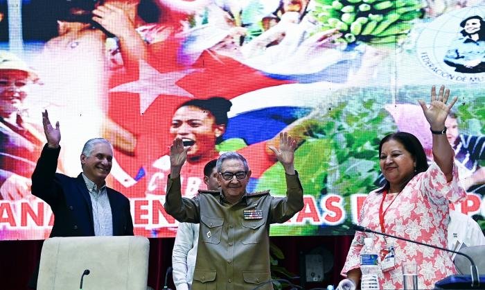 "Me siento satisfecho políticamente, y alegre por el trabajo que han hecho en el pasado, en momentos difíciles, y por el que están haciendo en la actualidad, en momentos también muy difíciles, por la agresividad del imperialismo yanqui". GE Raúl Castro Ruz #MujeresEnRevolución