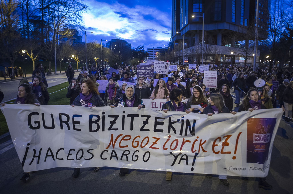 NafarroakoM8's tweet photo. [M8]
Ante las violencias machistas
Ante la precariedad, la explotación y el racismo
Ante el genocidio palestino

Milaka elkartu gara eta indarrez oihukatu dugu:
GURE BIZITZEKIN NEGOZIORIK EZ!

Feminismo organizado y combativo✊🏾💜
Gora borroka feminista!

📸 @UnaiBeroiz @Ekinklik https://t.co/bVO5uTSPX6