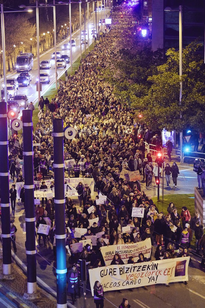 NafarroakoM8's tweet photo. [M8]
Ante las violencias machistas
Ante la precariedad, la explotación y el racismo
Ante el genocidio palestino

Milaka elkartu gara eta indarrez oihukatu dugu:
GURE BIZITZEKIN NEGOZIORIK EZ!

Feminismo organizado y combativo✊🏾💜
Gora borroka feminista!

📸 @UnaiBeroiz @Ekinklik https://t.co/bVO5uTSPX6