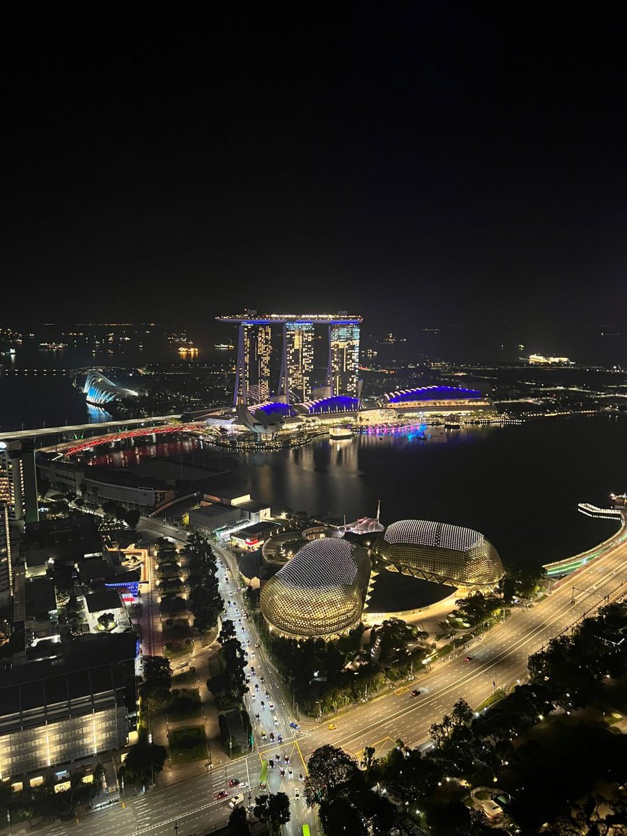 As night falls, the night view of my hometown is bustling and intoxicating.