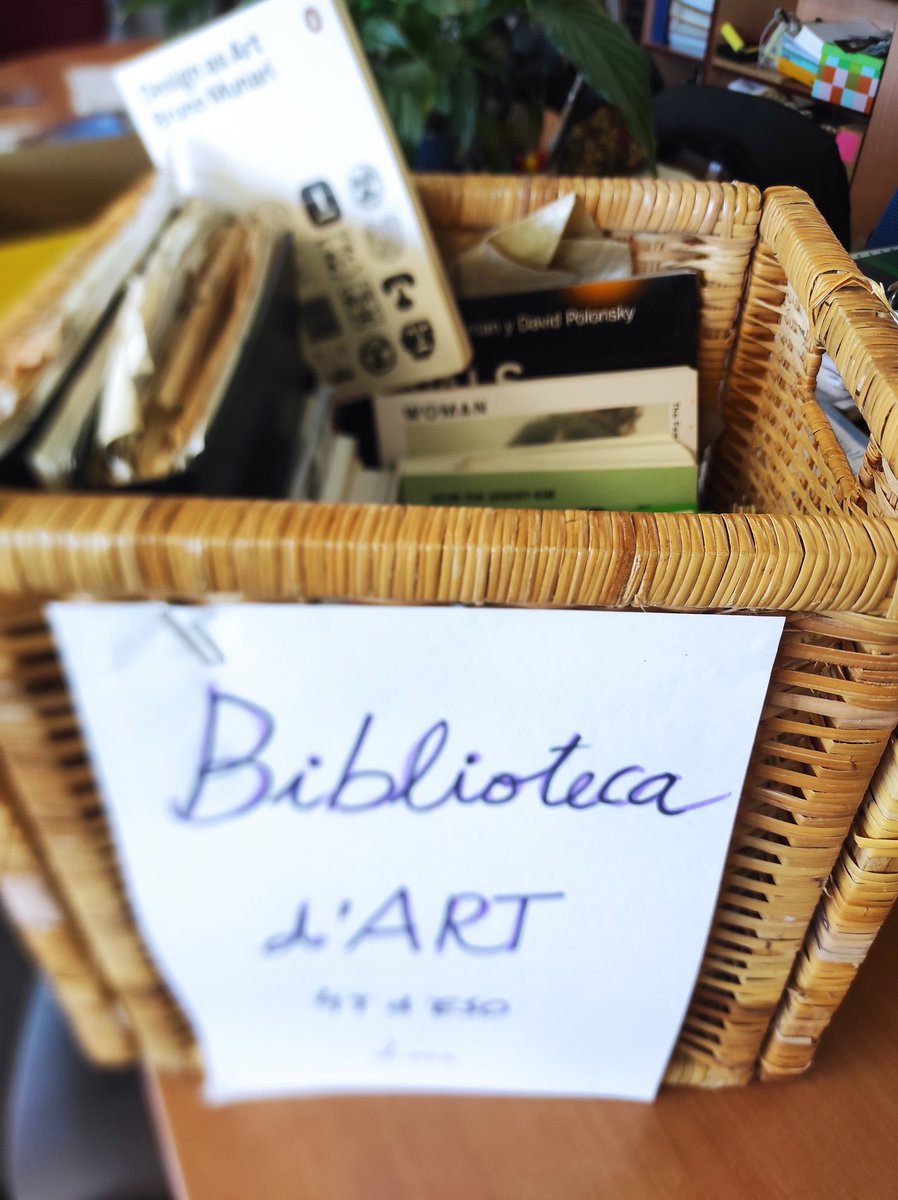 LaiarSolc's tweet photo. Des de fa uns dies a Art #4ESO disposem de la biblioteca de llibres d'art, d'artista,novel·les gràfiques, monogràfics entre d'altres. És de consulta lliure i ens serveix d'inspiració. 📍📚📖 #artlibrary #escolasolc #artteacher https://t.co/XENWru2YYr
