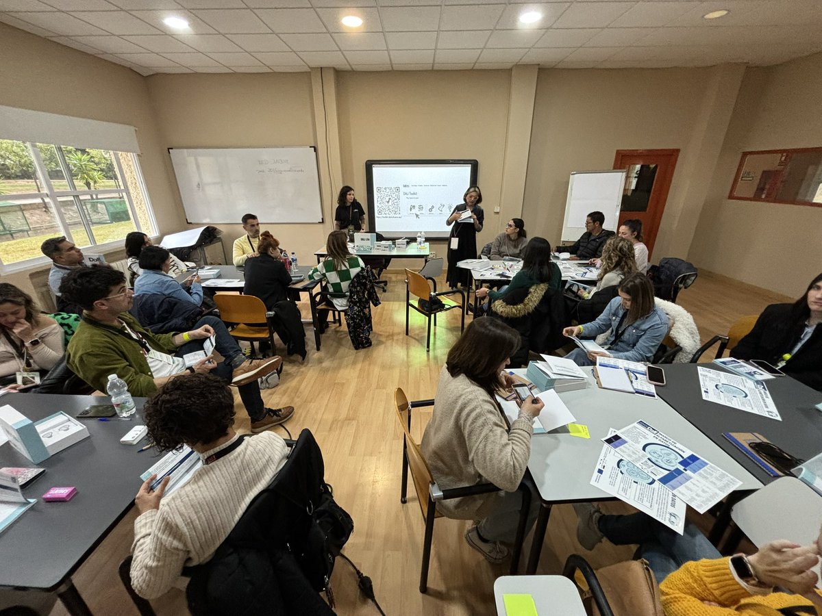 Isa Mejorana 🔻 (@isamejorana) on Twitter photo <a href="/JIPAtq/">JIPAtq Jornadas de Innovación Pedagógica Antequera</a>
Alfabetización digital a través de los juegos e IA
Con Linda Castañeda e Inmaculada Haba
#ABJ #JIPAtq24 <a href="/JIPAtq/">JIPAtq Jornadas de Innovación Pedagógica Antequera</a>
Alfabetización digital a través de los juegos e IA
Con Linda Castañeda e Inmaculada Haba
#ABJ #JIPAtq24