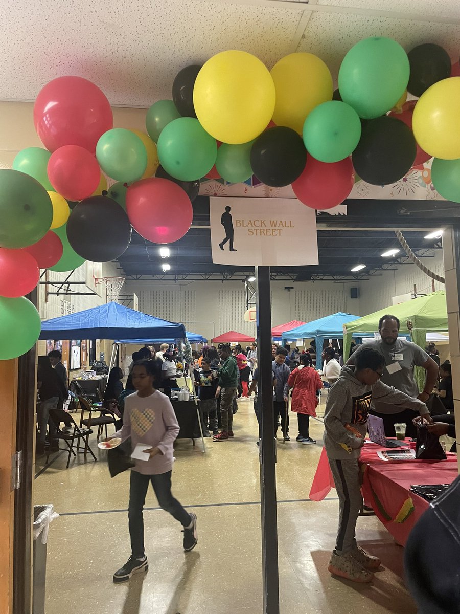 mrsrubinsworld's tweet image. 5th Grade transformed the gym into a Black Wall Street marketplace during BHM! They shared their presentations and inspiration behind their storefronts. It was magical ☺️ #chesRubin5 @capitolheightse