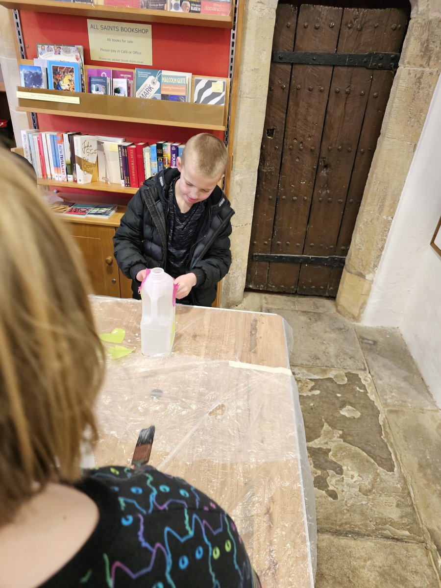 FayeE98654's tweet photo. Been to parish church this morning to make lanterns for the Illuminate parade tonight 😁✌️🔥 @Benjamin_Adlard https://t.co/lkxBhGEvpd