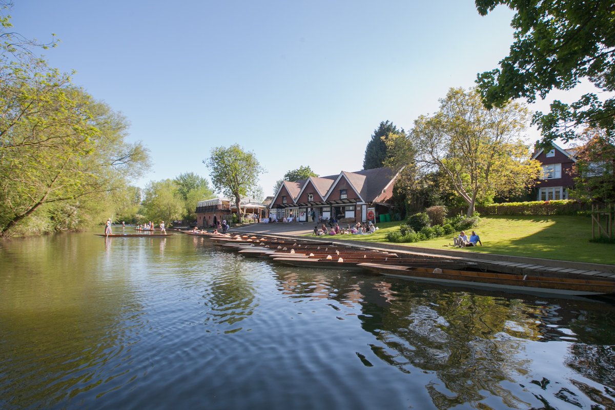 ExperienceOx's tweet photo. As Spring is coming, enjoy punting at @Cherwell_Boat a quintessential #Oxford pleasure, perfect for couples, families and groups. πΆπ
Find out more β‘ https://t.co/JHnvcAhTGL
#ExperienceOx https://t.co/8O9bsHih2x