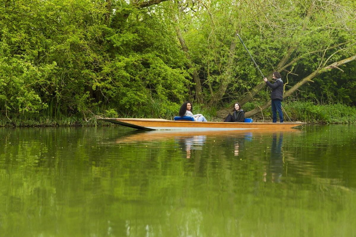 ExperienceOx's tweet photo. As Spring is coming, enjoy punting at @Cherwell_Boat a quintessential #Oxford pleasure, perfect for couples, families and groups. πΆπ
Find out more β‘ https://t.co/JHnvcAhTGL
#ExperienceOx https://t.co/8O9bsHih2x