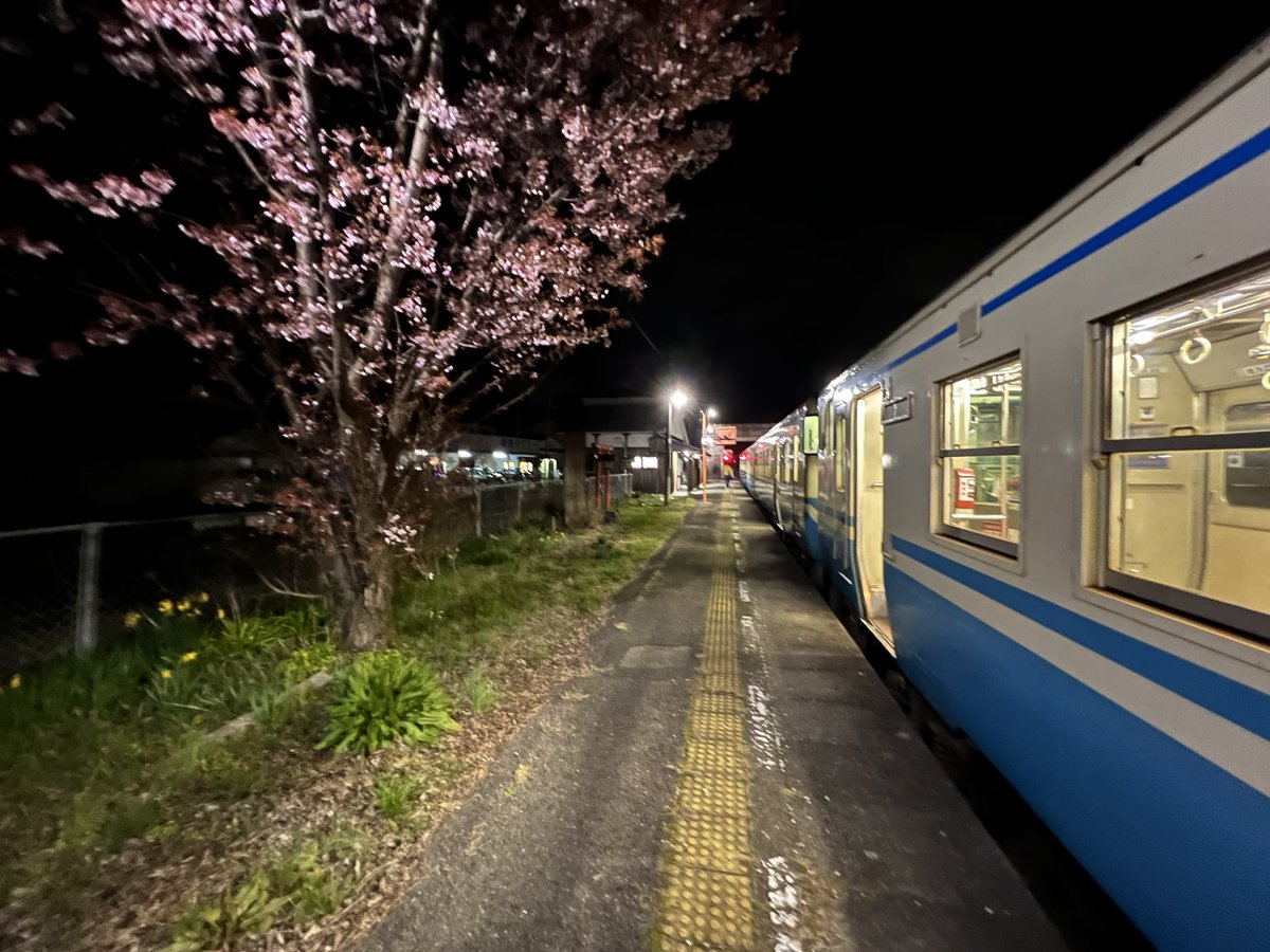 222tamatama's tweet photo. 高松1833発徳島（2111着） #361D 普通列車で終点徳島まで向かってます😊
徳島方からキハ40 2142＋キハ47 171＋キハ40 2107です😄
 讃岐相生から大坂峠を原型エンジンを唸らせながら越えて徳島県に入りました😊
謎の⛩️がある坂東で7分停車です。
#国鉄型車両
#キハ47
#キハ40
#青春18きっぷ https://t.co/JgvR1CFmNq