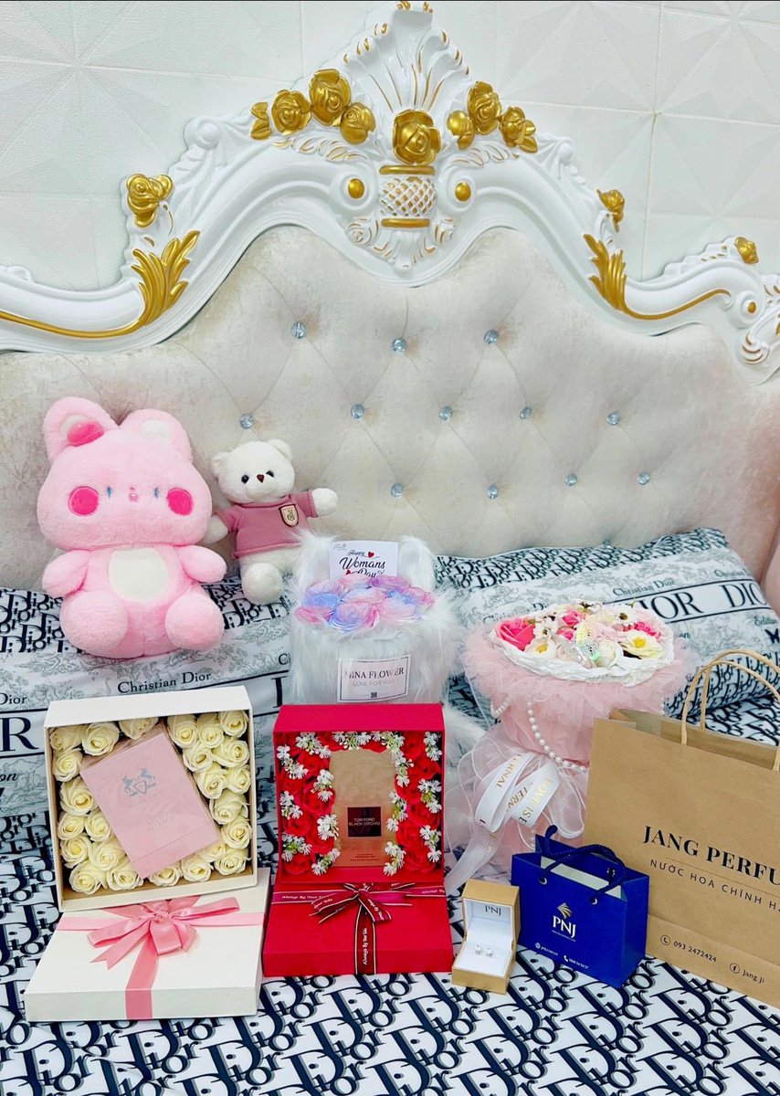 Hạnh phúc không phải là nhận được nhiều quà, mà là nhận được nhiều sự yêu thương ❤️