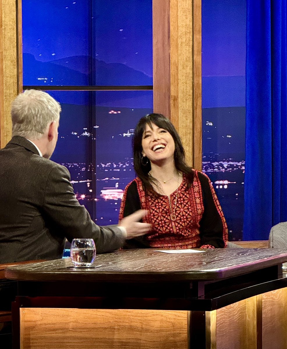 Irish singer @ImeldaOfficial wore a traditional Palestinian dress on the @RTELateLateShow. “I wanted to show my solidarity and I wanted to wear this beautiful piece of @TatreezSisters embroidery, and show the love, especially on Women’s Day.' She looked absolutely stunning ❤️