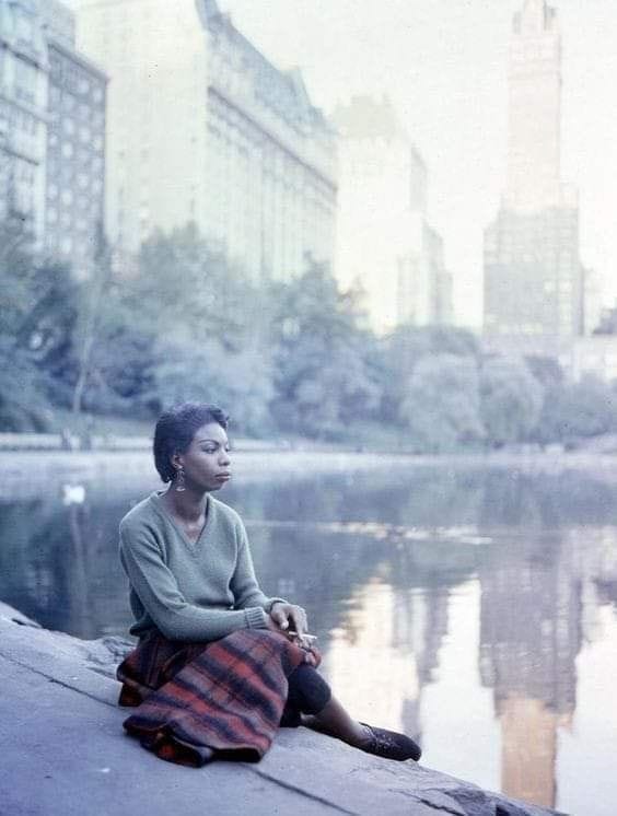"Lo que me mantuvo cuerda fue saber que las cosas cambiarían, y era una cuestión de mantenerme unida a mí misma hasta que lo hicieran".
Nina Simone