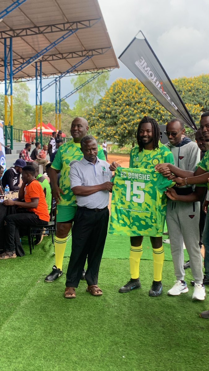 ntare_league's tweet photo. Mad respect from the crowd as @BonsheFc recognises their Patron, former Deputy HM in charge of discipline, Mr. Birindwarugaba Elegious
He retired last year after serving the school for a remarkable 37 years
#NLLXIV
#Road2Kigali
#NLLat10 https://t.co/UGiWy7TIIe