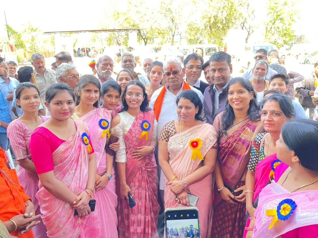 नर सेवा नारायण सेवा के मंत्र को सर्वोपरि मानते हुए माननीय लोकसभा अध्यक्ष श्री <a href="/ombirlakota/">Om Birla</a> की गरिमामय उपस्थिति में रामगंजमंडी विधानसभा में आयोजित निःशुल्क सहायक उपकरण वितरण शिविर में शिरकत कर दिव्यांगजनों को संबंधित उपकरण वितरित किए व उनका आशीर्वाद प्राप्त किया।
