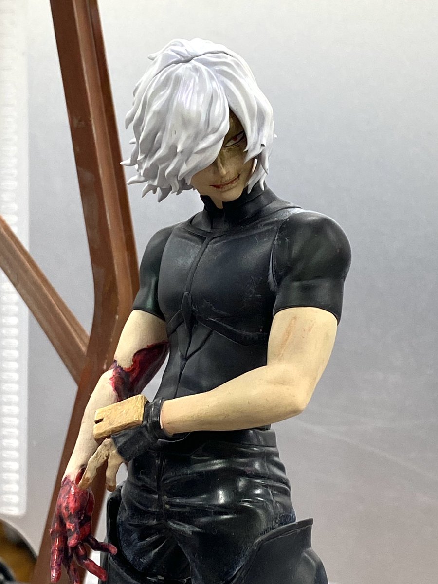 カラット3お邪魔してきました！①
銀さん（<a href="/In22jdikfjsh/">銀(イン)</a> ）の死柄木くん、前回の展示は行けず今回ついに拝見できました！各パーツごとの質感の違いや汚れ＆塵の表現、ジオラマ風の仕上げなどかっこいい細部のこだわり点をじっくり拝見できて感激でした！✨ありがとうございました！！✨