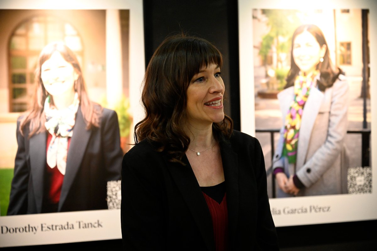 UMU's tweet photo. EXPOSICIÓN | La Unidad para la Igualdad @IgualdadUMU inaugura la exposición 'Nuestras Notables', destacando la labor de mujeres vinculadas a la institución en pro de la igualdad y la visibilidad de la mujer. 💪🎨👩🎨 #8M #Igualdad 

➕ https://t.co/TQ7QXBP4lS https://t.co/AtNtDN8Odv